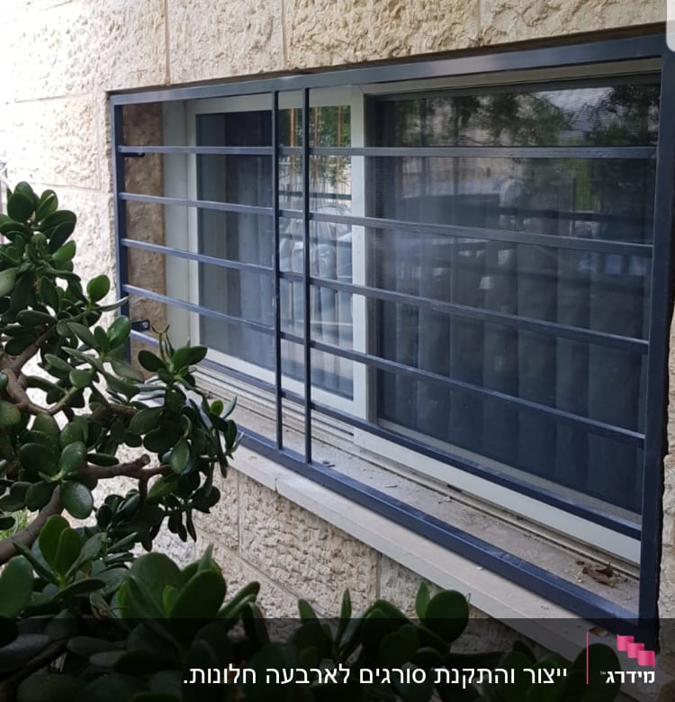 חלון עם סורגים מתכתיים על קיר אבן